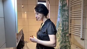 Hairy muff pissing and squirting