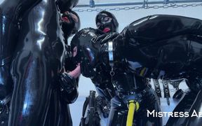 Mistressae &amp; Miss Lilly: Bi-training in Latex