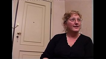 Italian mature milf offers convertible for good fucking