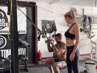 Personal Tutor Lucas Purosangue Scopa la Figa Stretta di Shona River Dopo l'Allenamento